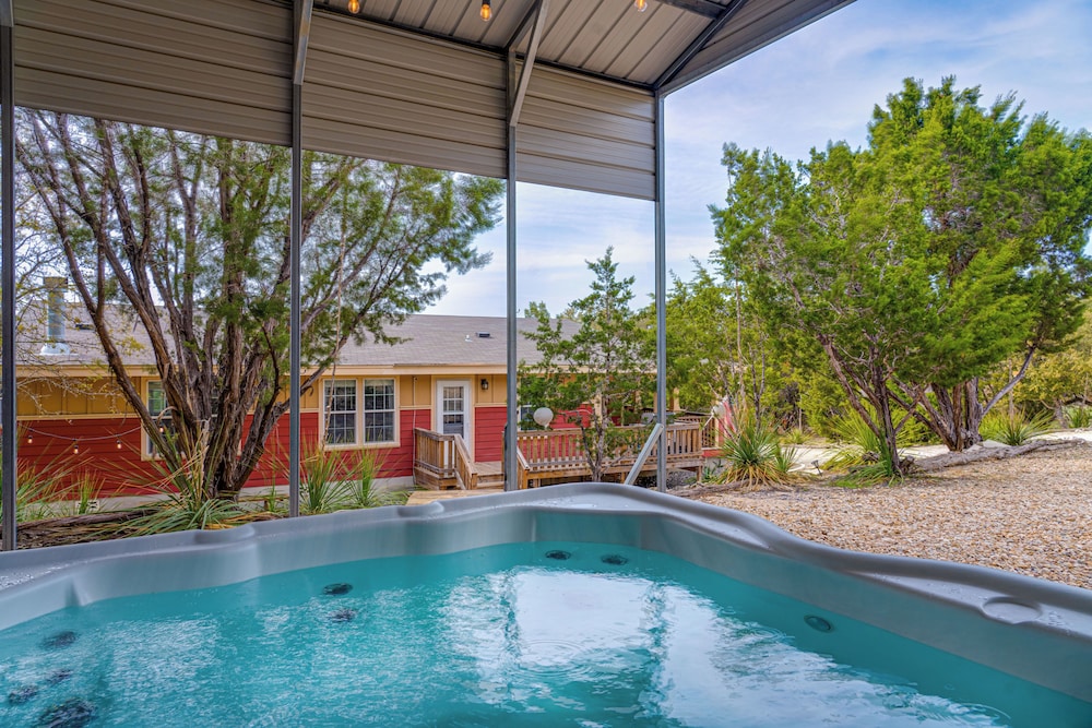 Hill Country Gem Sunset Deck Hot Tub and Fire Pit in Canyon Lake, United States