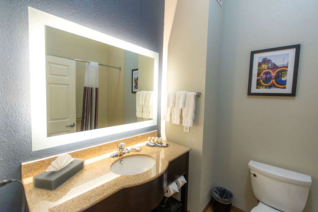 La Quinta Inn & Suites by Wyndham Houston East at Normandy - photo 31