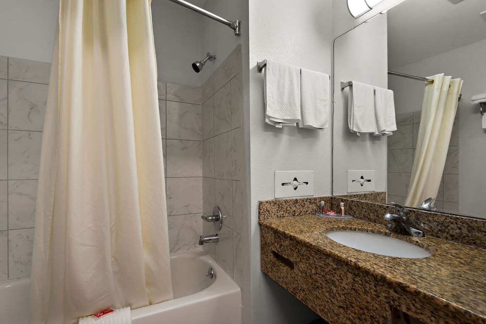 Econo Lodge Princess Anne - photo 21