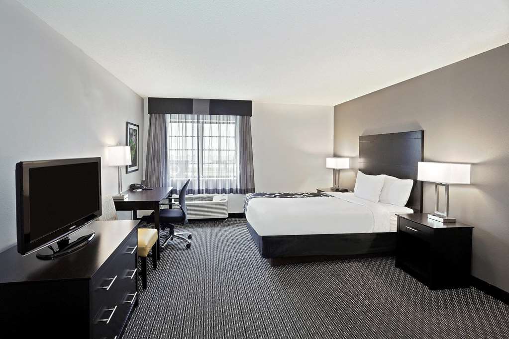 La Quinta Inn & Suites by Wyndham Cleveland Macedonia - photo 16