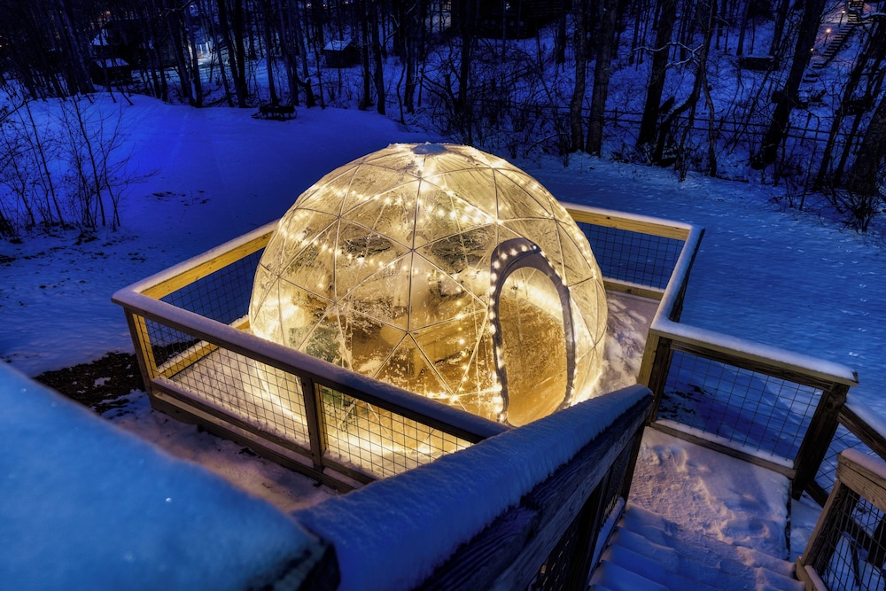 Moondance Cabin by Lightfoot Stays — 5-Star Luxury Hotel in Sevierville, United States