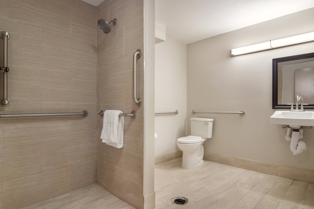 Red Roof Inn Plus & Suites Erie - photo 28
