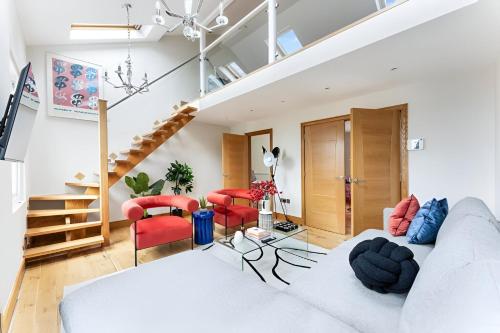 Vibrant Urban Escape Family Friendly Sleeps 8 — 4-Star Luxury Hotel in London, United Kingdom