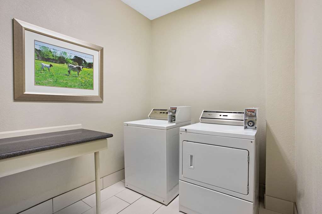 La Quinta Inn & Suites by Wyndham Palestine - photo 31