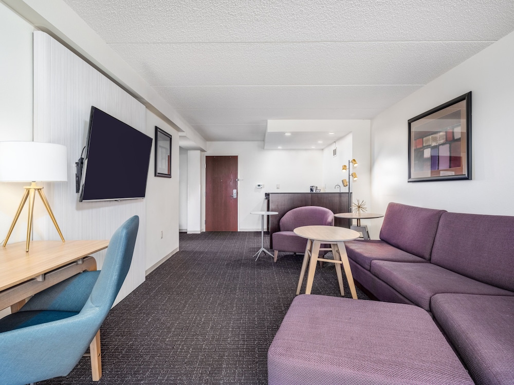 Crowne Plaza Milwaukee Airport by IHG - photo 25