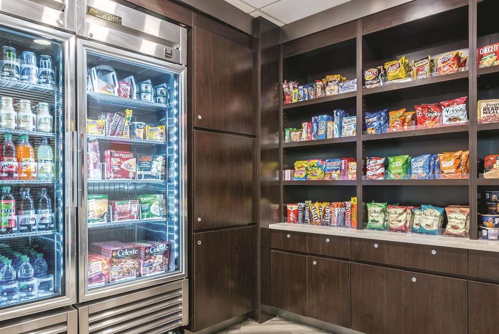 La Quinta Inn & Suites by Wyndham Orlando Airport - photo 66