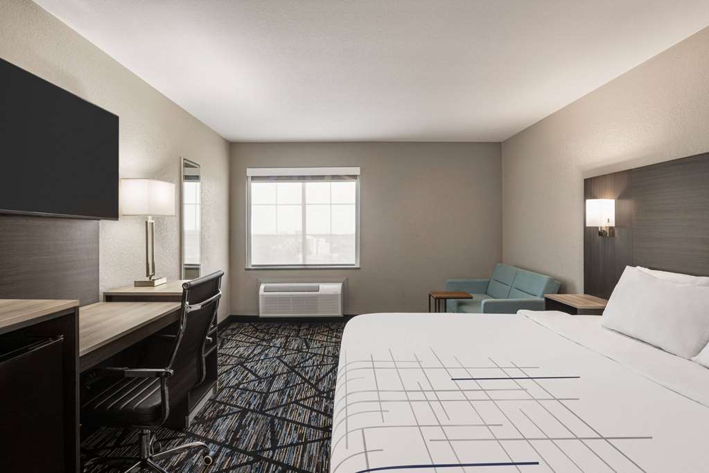 La Quinta Inn & Suites by Wyndham San Antonio N Stone Oak - photo 18