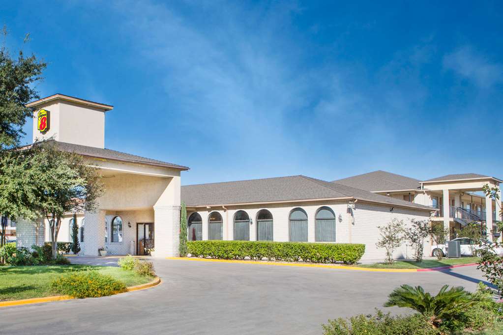 Super 8 by Wyndham San Antonio at I 10 - featured photo