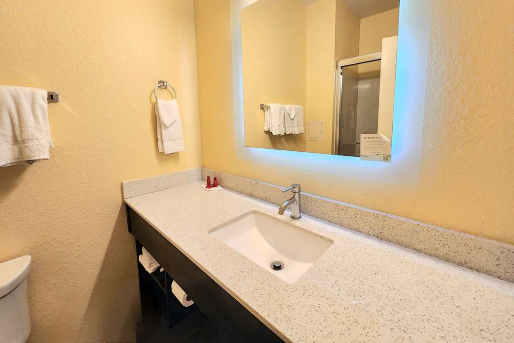 Days Inn by Wyndham Freeport - photo 18