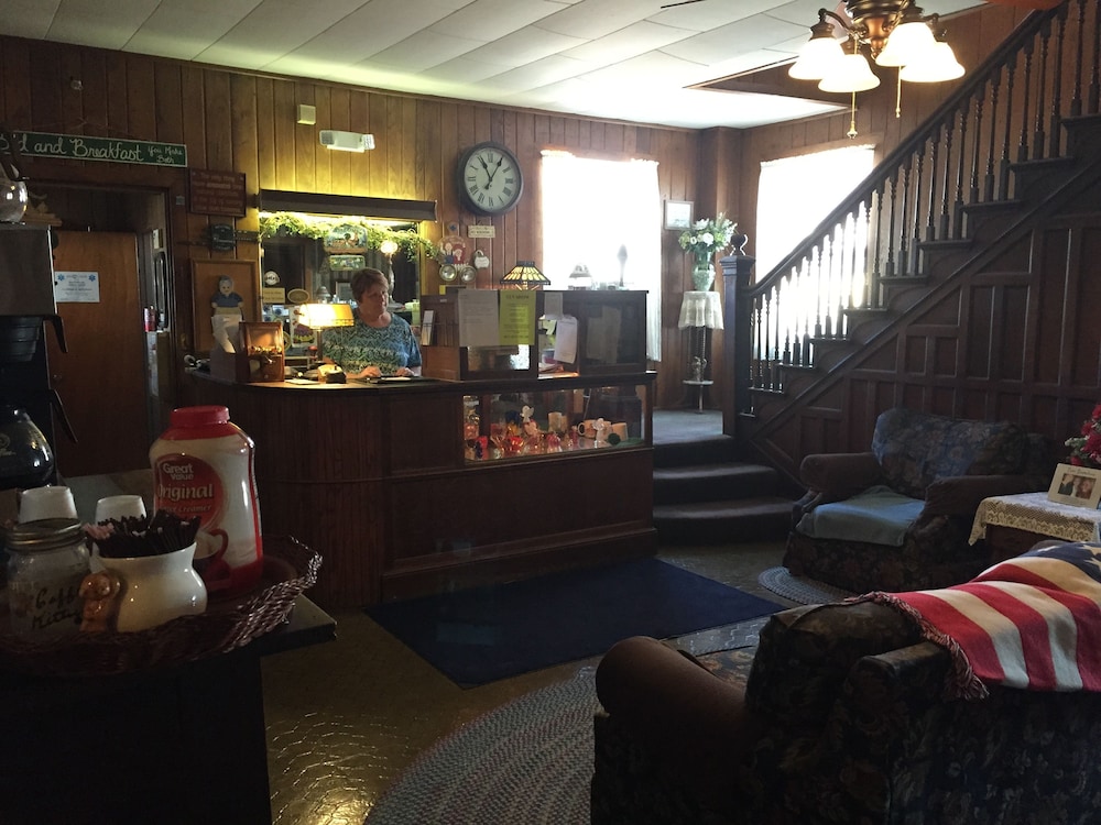 Colonial Hotel Motel - photo 2