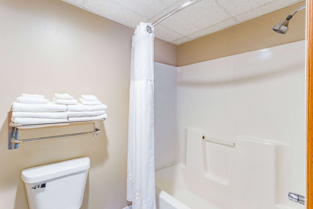 AmericInn by Wyndham Des Moines Airport - photo 31