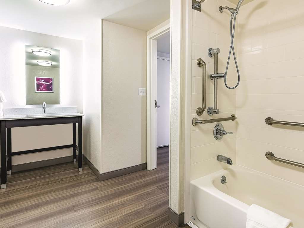 La Quinta Inn & Suites by Wyndham Salem NH - photo 33