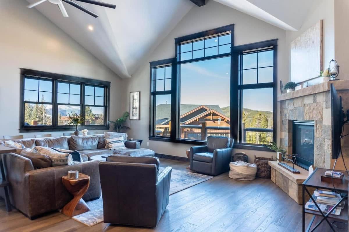 Luxurious 4BR with Hot Tub and Stunning Mountain Views in Breckenridge, United States