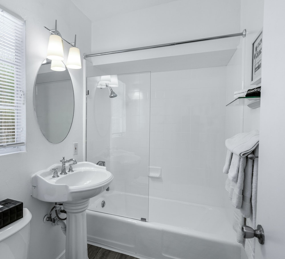 The Three Fifty Hotel - photo 47