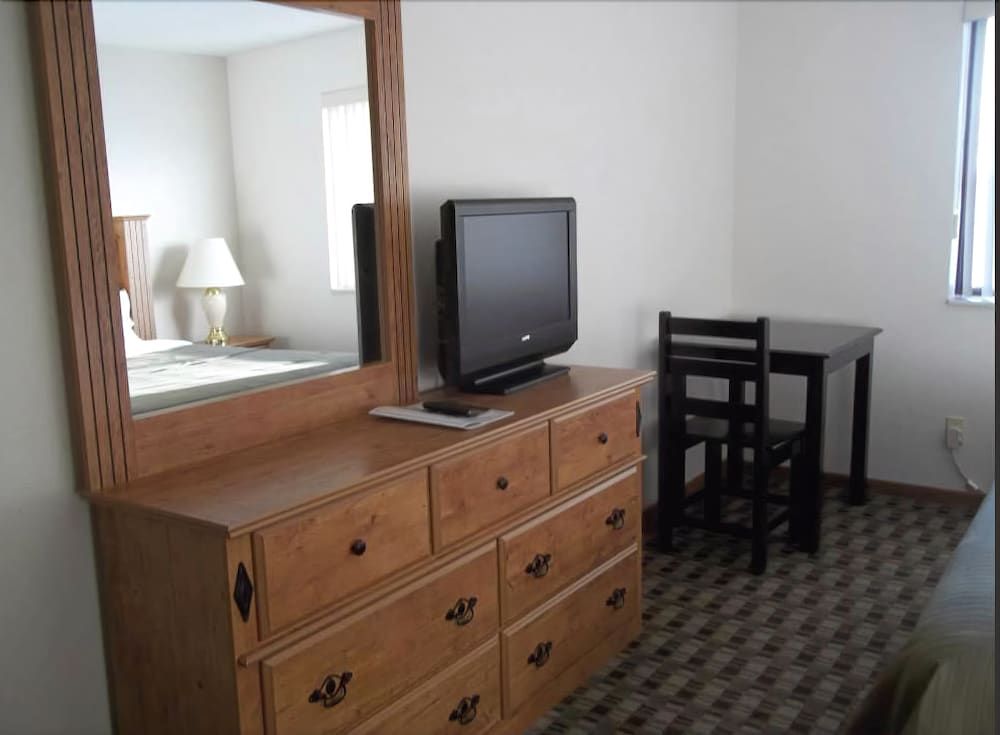 Burke Inn Motel & Suites - photo 20