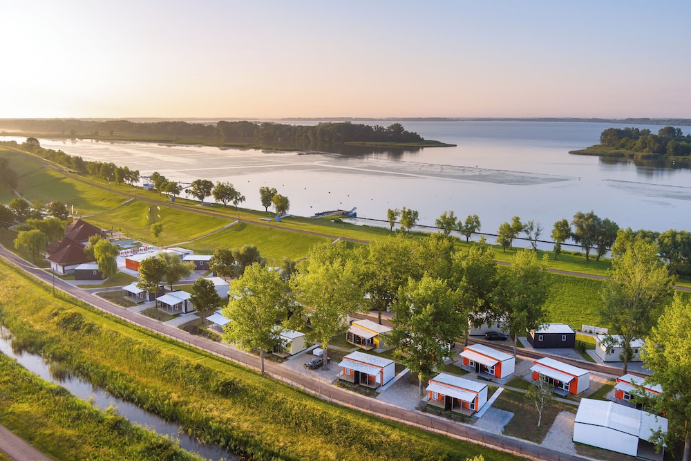 Tisza tó Apartmanpark — 4-Star Luxury Hotel in Kiskore, Hungary