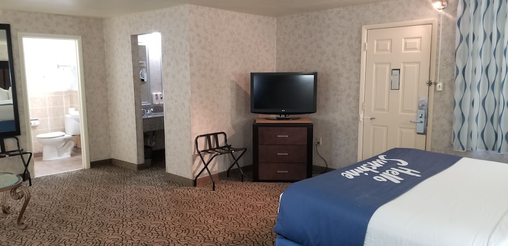 Days Inn & Suites by Wyndham Trinidad - photo 9