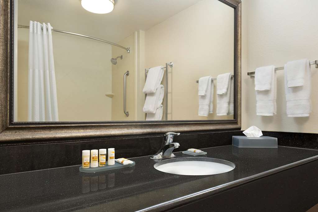 La Quinta Inn & Suites by Wyndham Fresno Northwest - photo 37