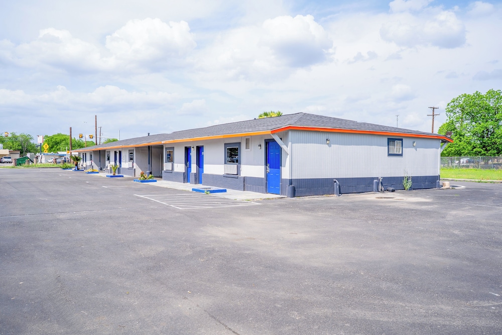 Alamo Oasis Inn And Suites By Oyo San Antonio - photo 38
