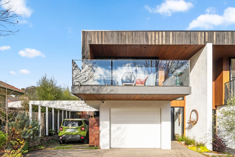 Luxurious 2 Bed Pool Lift Alfresco Dining — 4-Star Luxury Hotel in Canberra, Australia