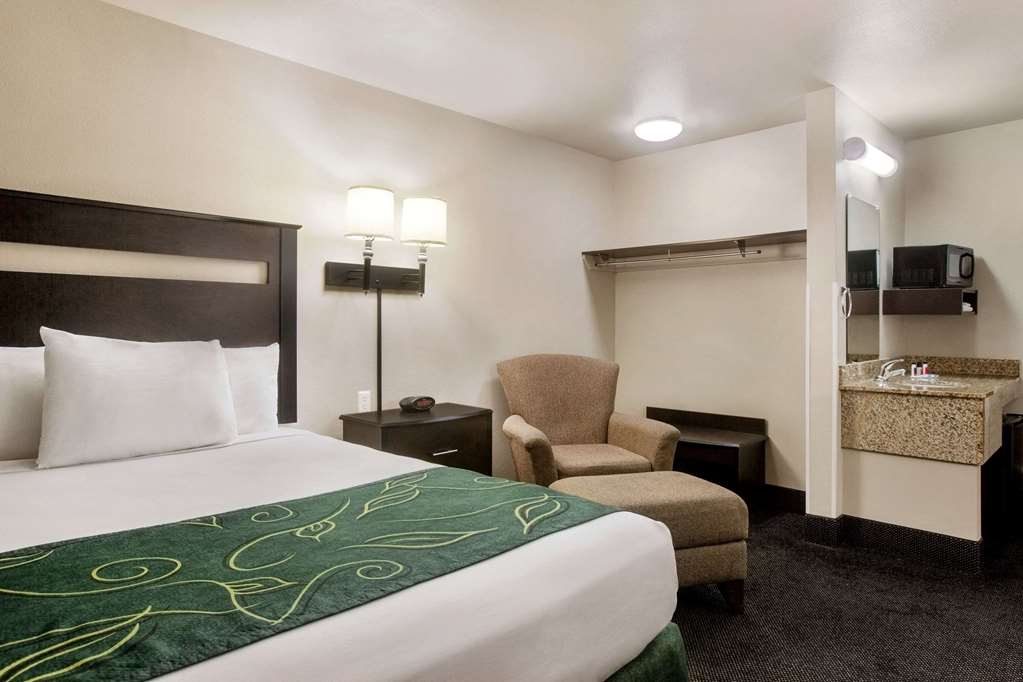 Travelodge by Wyndham Livonia - photo 11