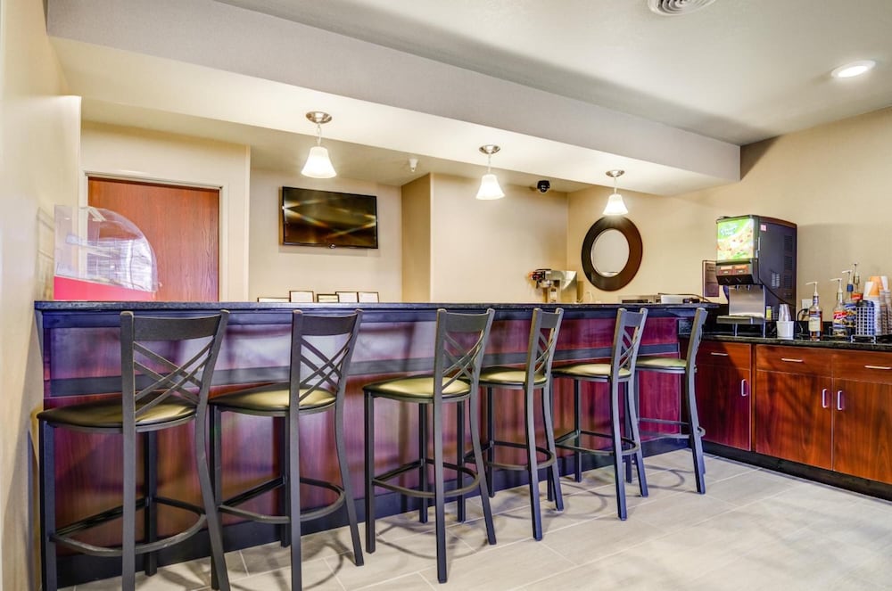 Castle Rock Inn & Suites - photo 40
