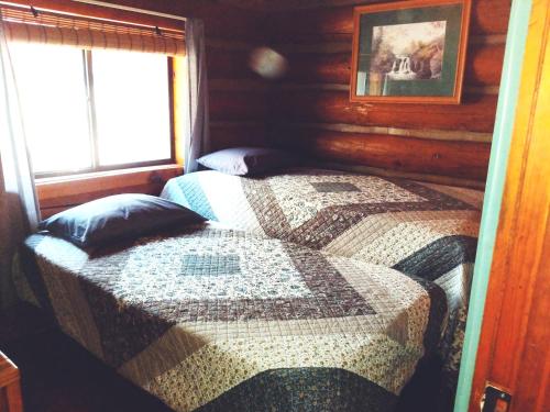 Charming Log Cabin in Tall Pines with Large Deck — 4-Star Luxury Hotel in Pinetop-Lakeside, United States