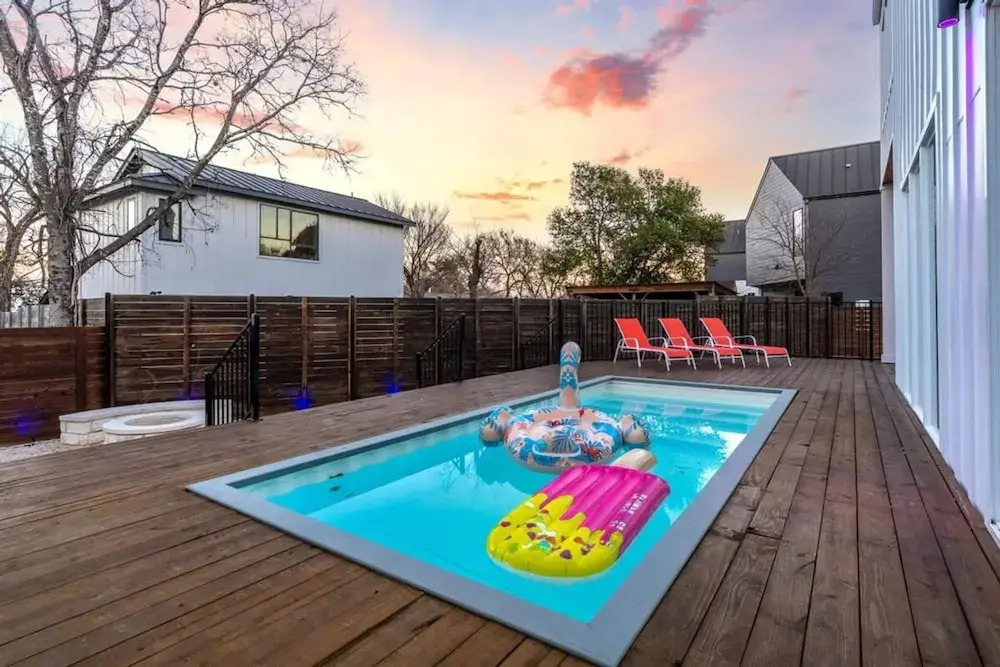 Brand New Low Allergen Retreat with Hot Tub — 4-Star Luxury Hotel in Austin, United States