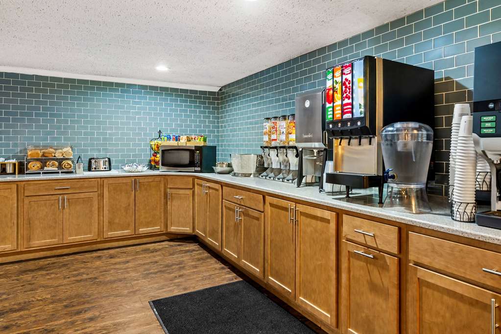 Days Inn by Wyndham Dubuque - photo 10