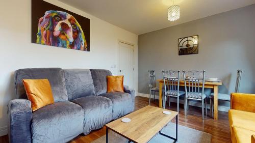 Cosy 2 bed Apartment 1st Floor Business & Leisure Parking and Wifi by Jesswood Properties — 4-Star Luxury Hotel in Hinckley, United Kingdom