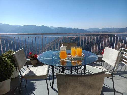 Cozy home with balcony & Mountain views — 4-Star Luxury Hotel in Shimla, India