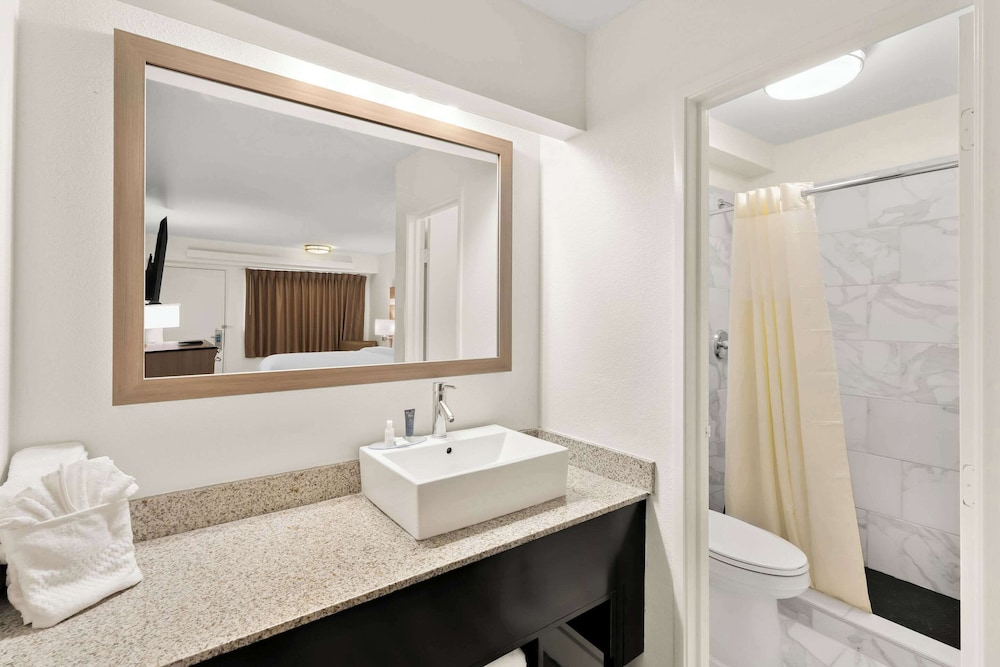 Clarion Pointe Kennesaw Town Center - photo 22