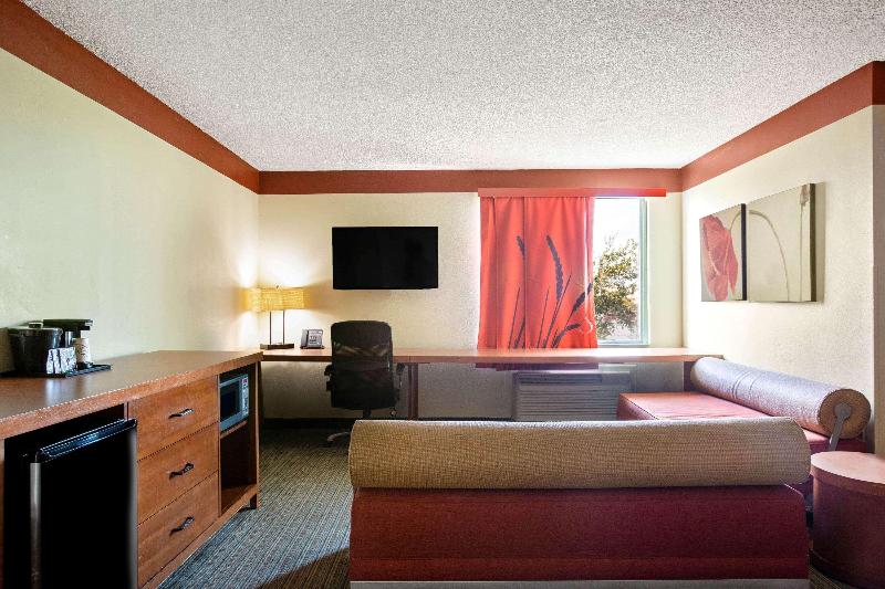 La Quinta Inn & Suites Miami Cutler Ridge - photo 22
