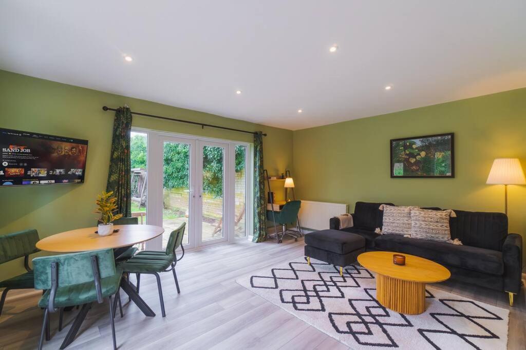 Wellness Escape by River Sauna Heated Pool Hot Tub in Windsor, United Kingdom