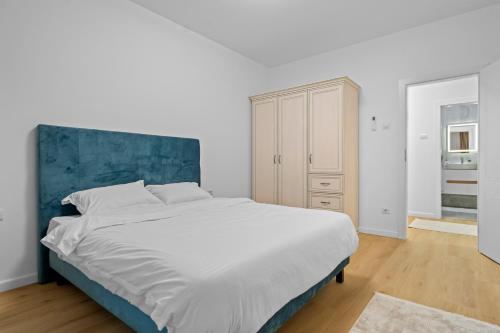Apartments with Huge Balcony and City View Tineretului Park — 4-Star Luxury Hotel in Bucharest, Romania