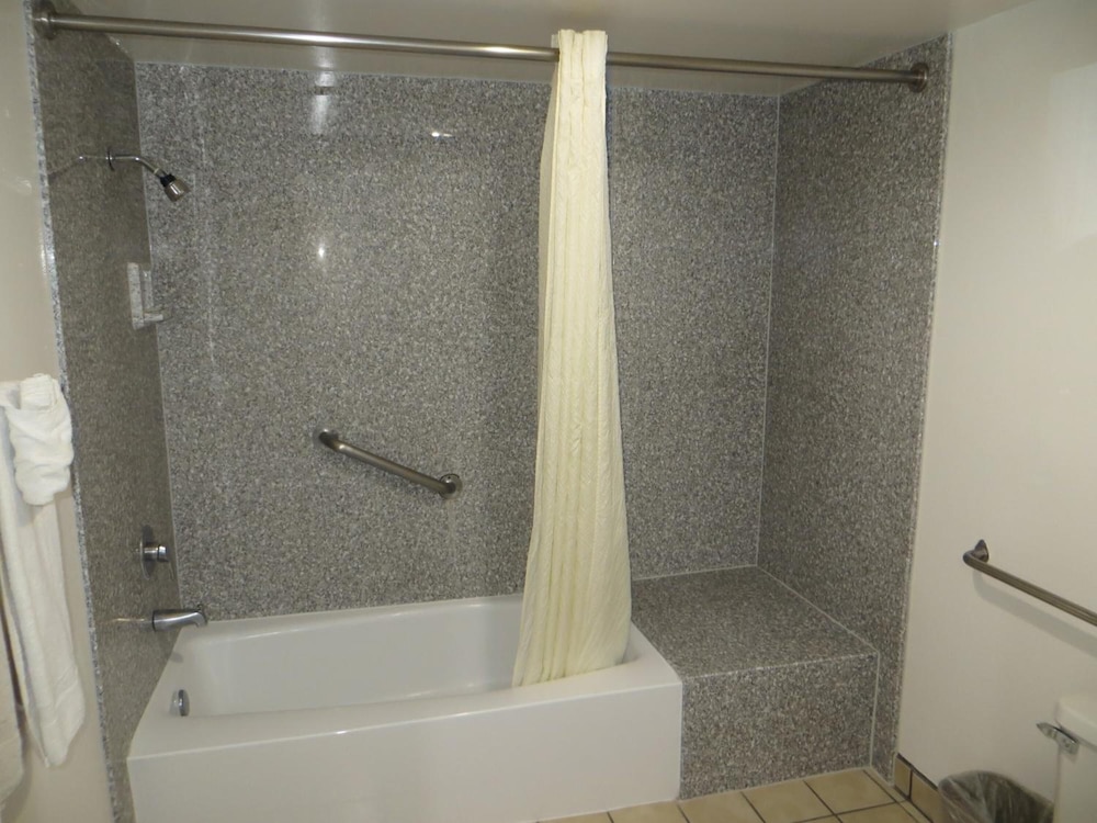 Riverside Inn & Suites - photo 37