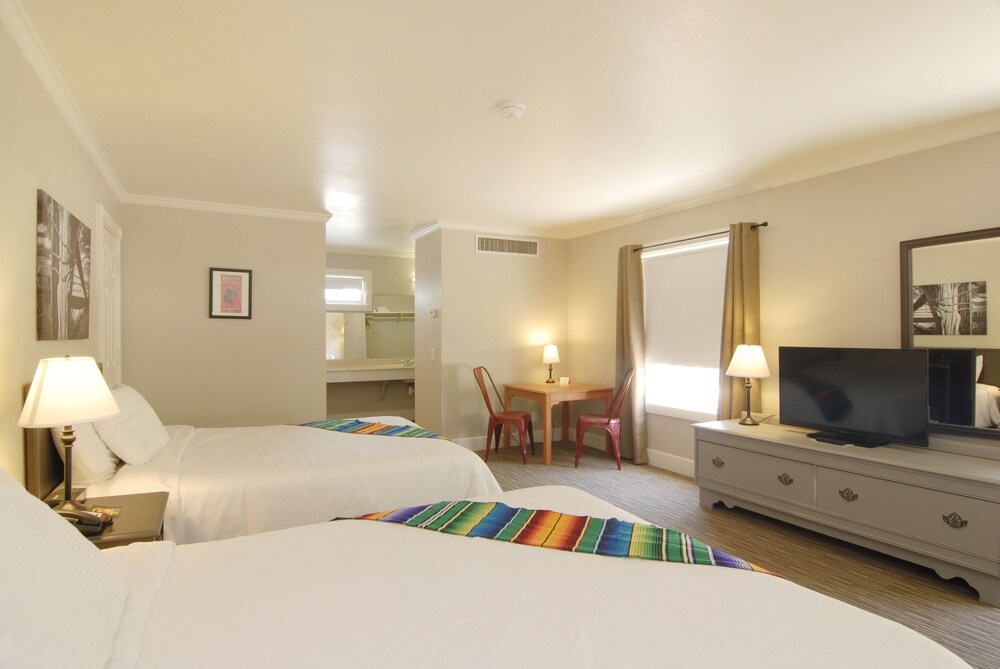 Palm Canyon Hotel & RV Resort - photo 9