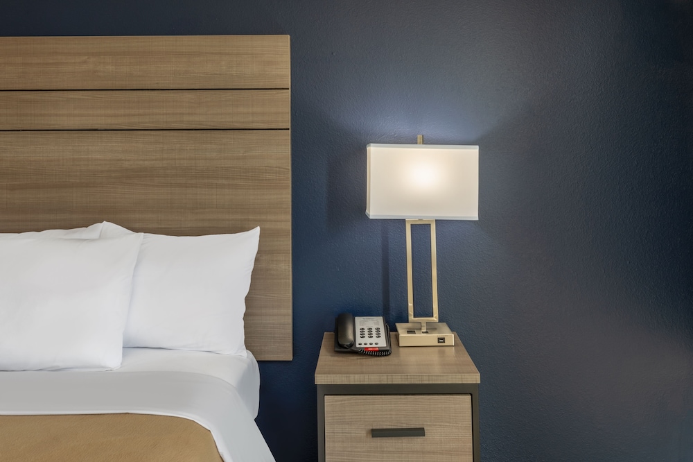 Super 8 by Wyndham Laredo - photo 6