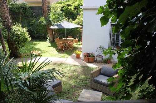 Giardino dei Giganti 5 minute walk to the subway B — 4-Star Luxury Hotel in Rome, Italy