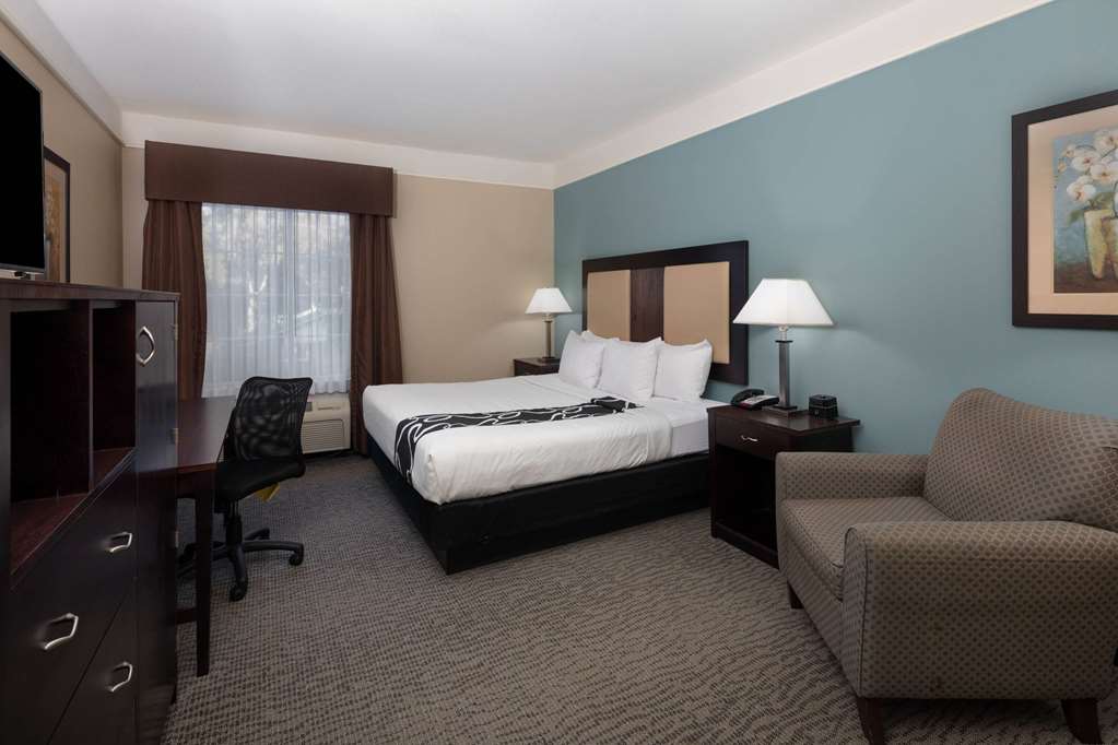 La Quinta Inn & Suites by Wyndham Savannah Airport Pooler - photo 12