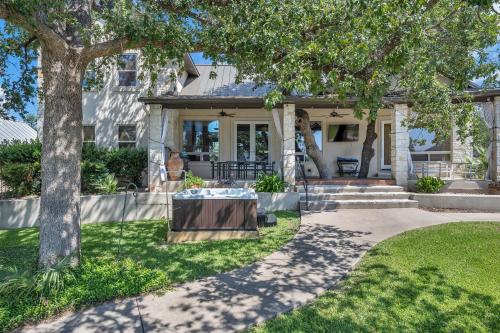 Waterfront Home with Boat Slip Spacious Outdoor Patio and a Fenced Yard — 4-Star Luxury Hotel in Horseshoe Bay, United States