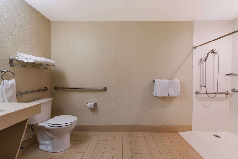 Comfort Inn South Oceanfront - photo 9