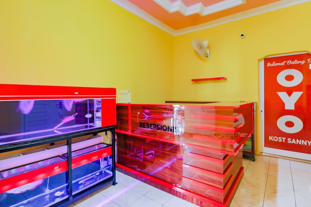Oyo 90216 Kost Sanny — hotel in Prabumulih
