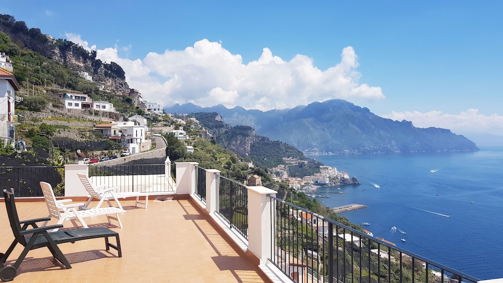 Amalfi Hills Country Hotel