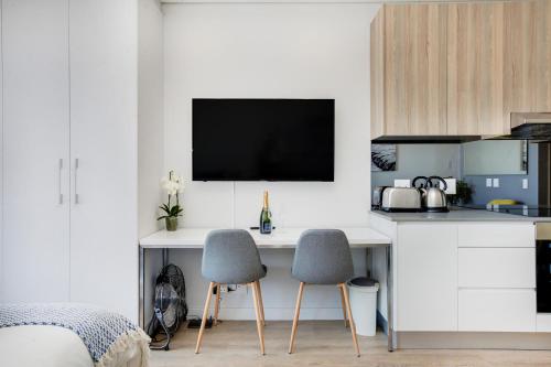 Backup Powered Trendy NY City Apartment at Table Mountain