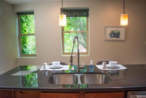 Huge Parkside Retreat Private Roof Decks — 4-Star Luxury Hotel in Cincinnati, United States