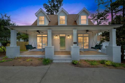 Porch Swing Amazing Deck Spacious Yard — Augusta