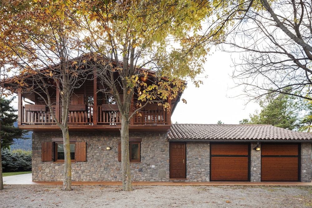 El Refugi de les Basses — 4-Star Luxury Hotel in Ribes De Freser, Spain