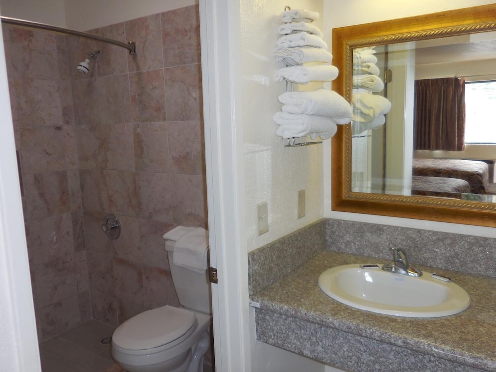 Best Economy Inn n Suites - photo 11