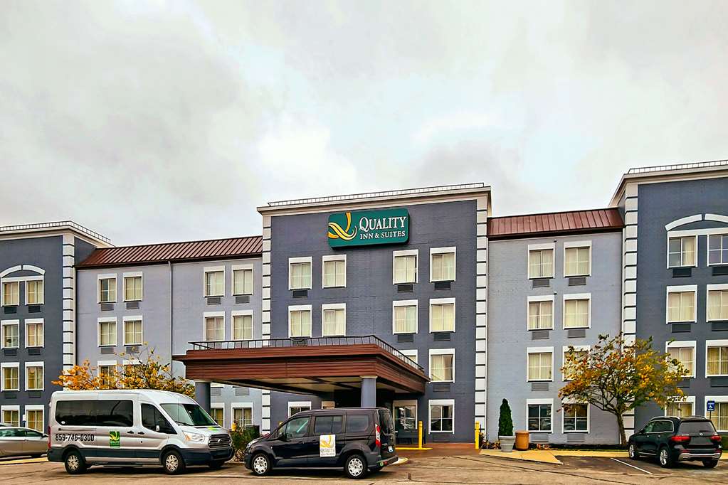 Quality Inn & Suites CVG Airport - carbon neutral hotel in Hebron